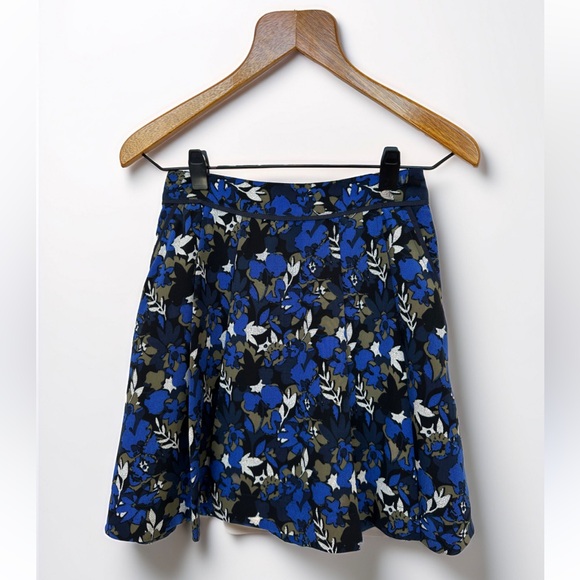 Tommy Hilfiger Dresses & Skirts - Tommy Hilfiger size 4 Blue and Black Floral Skirt with pockets